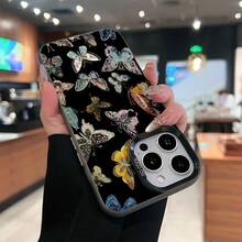 Mariposas de colores sobre fondo negro. Esta elegante funda es compatible con los modelos  17, 16, 15, 14 Pro Max, 13, 12, 11, XR y XS Plus. Fabricada en silicona TPU, ofrece protección contra golpes y caídas, además de una sensación superior. Es un regalo ideal para familiares, amigos y seres queridos, y la elección perfecta para Año Nuevo. - Negro - Ver 4