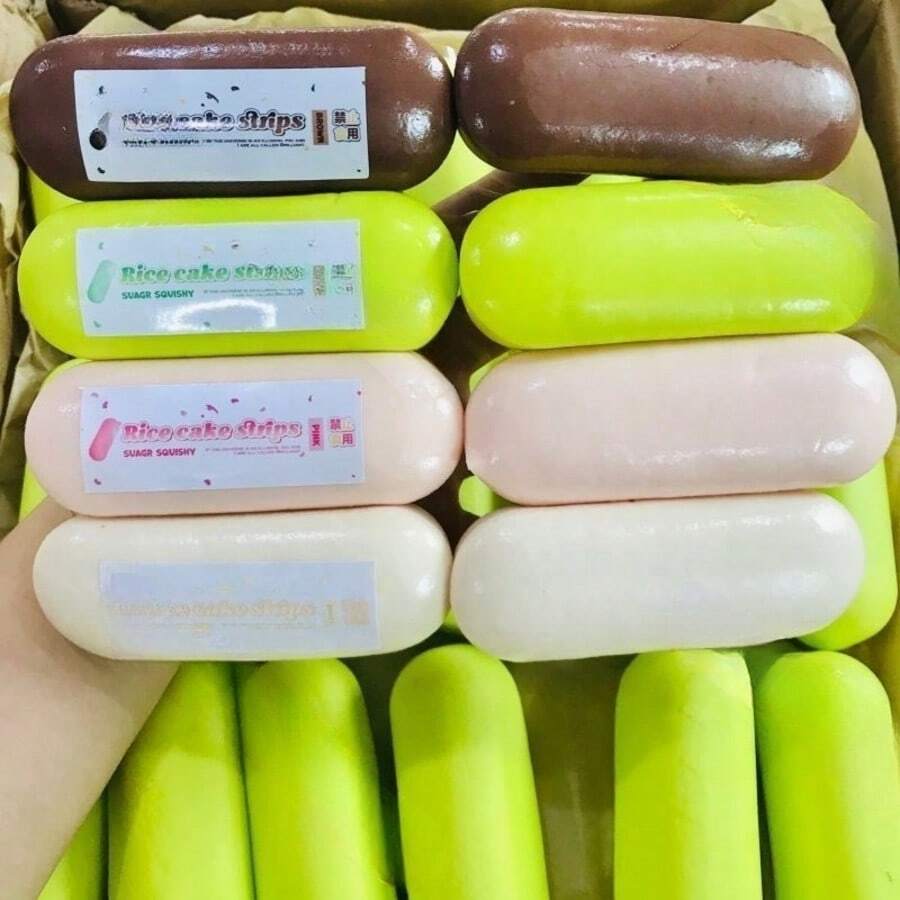 1个软糯的“麻糬”拇指蛋糕慢回弹减压玩具，6种颜色可选，柔软可拉伸，便携式零食主题指尖玩具，适合作为生日、男孩、女孩、复活节、情人节礼物