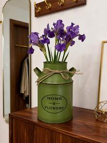 Đồ trang trí bằng sắt màu xanh cổ điển với dòng chữ "HOME & FLOWERS" (Nhà & Hoa), thích hợp cho bàn trang điểm, bàn ban công, phòng khách, phòng tắm. Chất liệu sắt chống gỉ, có thể cắm hoa khô và cây cảnh để giữ phong cách cổ điển, tuyệt vời cho trang trí phòng tắm và điểm nhấn nhà cửa. - màu xanh lá - Xem 4