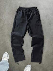 男士休闲宽松长裤，抽绳腰带，后袋设计，适合休闲约会、日常散步等场合。