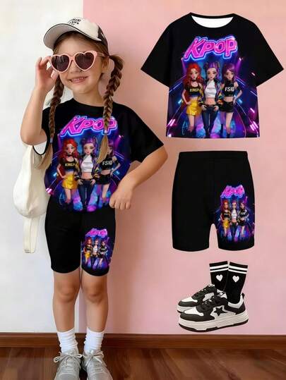 两件套超酷儿童韩流风格服装！色彩缤纷的女团印花短袖T恤+短裤，可爱又适合街头穿搭，搭配爱心袜子和鞋子，打造时尚活力的小潮人造型，时髦又俏皮的夏季穿搭