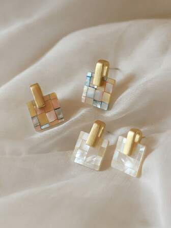 一对复古几何彩色方格吊坠耳环，优雅时尚，是户外佩戴的必备单品，采用独特的简约设计风格。