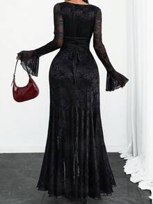 这款优雅的女士连衣裙灵感源自法式风格，散发着浪漫性感的复古气息。它采用收腰设计、抽绳后背、玫瑰蕾丝提花细节、双层荷叶边、花瓣袖和不对称下摆。无论是约会、度假还是日常穿着，都是完美之选。黑色春季 - 黑色 - 查看 10