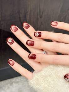 10片手工方形亚克力按压式美甲，短款，柔和酒红色渐变，亮泽猫眼，镶嵌小水钻十字架，前卫优雅简约的秋季美甲，秋季按压式美甲，冬季假指甲，情人节美甲，派对日常及约会适用，海滩热带度假风，DIY假指甲艺术，适合女性和女孩作为礼物美甲用品 - 酒紅色 - 查看 2
