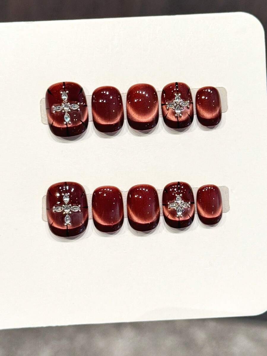 10片手工方形亚克力按压式美甲，短款，柔和酒红色渐变，亮泽猫眼，镶嵌小水钻十字架，前卫优雅简约的秋季美甲，秋季按压式美甲，冬季假指甲，情人节美甲，派对日常及约会适用，海滩热带度假风，DIY假指甲艺术，适合女性和女孩作为礼物美甲用品 - 酒紅色 - 查看 1