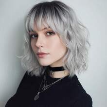 Peluca ondulada corta de Colorfulpanda de marrón a rubio para mujeres, pelucas ombre de cabello sintético natural con flequillo y raíz marrón para uso diario / / cosplay (35, de marrón a rubio) - Gris plateado con raíz oscura - Ver 1