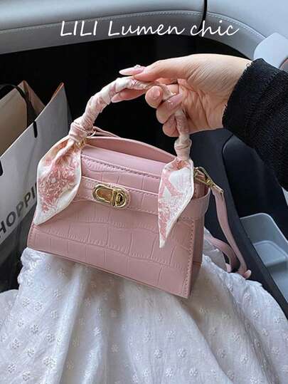 This Stylish Women's Handbag Is A Simple, Solid-Color PU Square Bag Adorned With A Twist Lock And A Silk Scarf Detail. Fashionable And Elegant, It's Suitable For Various Occasions, Including Dates And Shopping. Versatile And Practical, It Makes A Thoughtful Valentine's Day Gift Or A Thoughtful Present For A Friend.