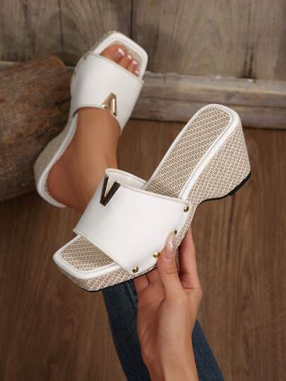 Plus Size Women's Rivet Decor V-Shaped Buckle Open Toe Wedge Heel Square Toe Sandals, Spring/Summer