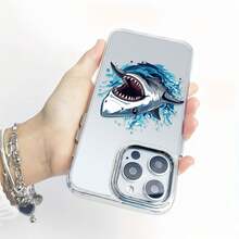 Tiburón furioso con la boca abierta en el agua. Esta elegante funda es compatible con los modelos  17, 16, 15, 14 Pro Max, 13, 12, 11, XR y XS Plus. Fabricada en silicona TPU, ofrece protección contra golpes y caídas, además de una sensación superior. Es un regalo ideal para familiares, amigos y seres queridos, y una opción perfecta para Año Nuevo. - transparente - Ver 6