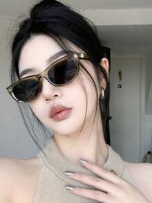 男女皆宜的经典驾驶眼镜，采用聚碳酸酯镜框和树脂镜片，时尚有型。 - 深灰色 - 查看 4