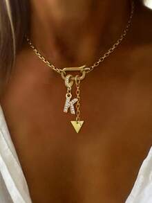 1件STYLEVER金色字母吊坠项链，配以水钻三角形吊坠和不锈钢链，适合工作、日常生活、派对、宴会和舞会等场合，尽显奢华气质。 - 金黃色 - 查看 30