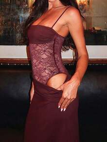 Elegant bodycon maxiklänning med spaghettiband och kontrasterande spetspanel, perfekt för festkvällar - Bourgogne - Visa 5