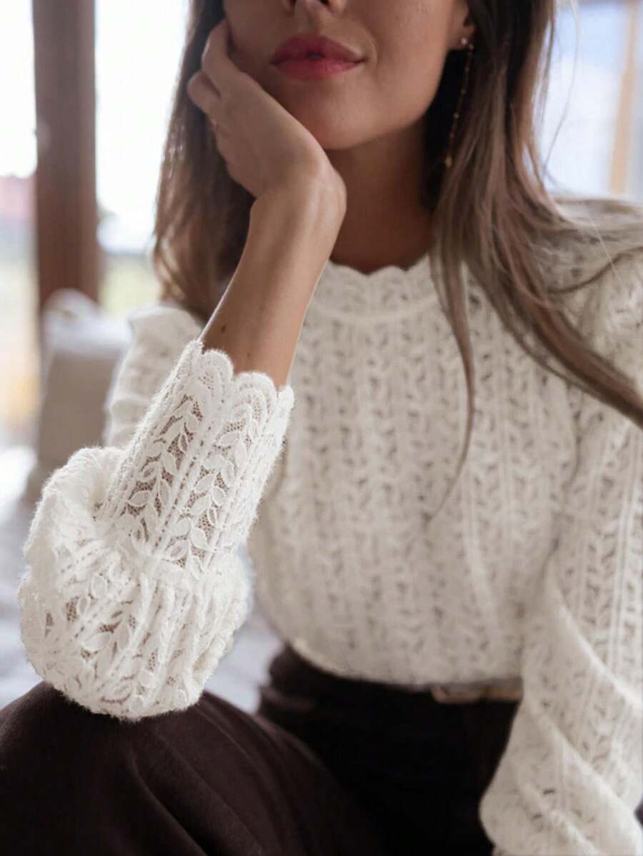 女士休闲优雅宽松蕾丝衬衫,适合日常穿着、约会、下午茶等场合。精致的花卉图案增添柔美气息,春夏穿着,尽显清新优雅。搭配半裙,打造甜美风格,是与朋友聚会或周末购物的理想之选。 - 杏色 - 查看 1