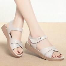 Sandalias de suela gruesa para mamá de mediana edad y anciana, nuevas de verano 2025, antideslizantes, cómodas, no cansadas, de suela blanda y planas, casuales - Negro - Ver 4