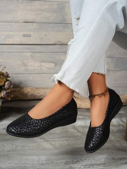 Tacones de cuña sencillos para uso diario de mujer, diseño de punta redonda y sin correa, parte superior negra con patrones irregulares de color claro, forro interior de cuero, suela de goma cómoda y antideslizante