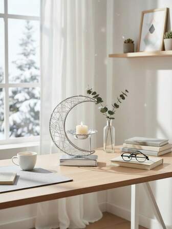 这款烛台套装包含一个烛台，造型为新月形。它以交织的金属线条勾勒出镂空轮廓，搭配装饰精美的烛杯和方形底座。这款烛台适合摆放在斋月开斋餐桌、祈祷区，或作为日常家居装饰的时尚点缀，例如客厅、卧室的置物架，亦可作为宴会餐桌上的装饰品。