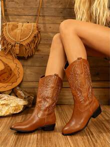 Giày bốt cao bồi nữ màu nâu kiểu miền Tây, mang phong cách châu Âu và Mỹ hiện đại, với đặc điểm thêu truyền thống, mũi nhọn, gót dày, đế chống trơn trượt, chống mài mòn, không gây mỏi chân. Thích hợp để mang hàng ngày, trong các lễ hội, các buổi tiệc theo phong cách trang trại, rodeo và thời trang đường phố. - màu nâu - Xem 2