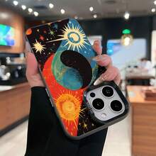 Diseño celestial con estrellas vibrantes y equilibrio cósmico Yin Yang. Esta elegante funda es compatible con los modelos  17, 16, 15, 14 Pro Max, 13, 12, 11, XR y XS Plus. Fabricada en silicona TPU, ofrece protección contra golpes y caídas, además de una sensación superior. Es un regalo ideal para familiares, amigos y seres queridos, y una opción perfecta para Año Nuevo. - Negro - Ver 4
