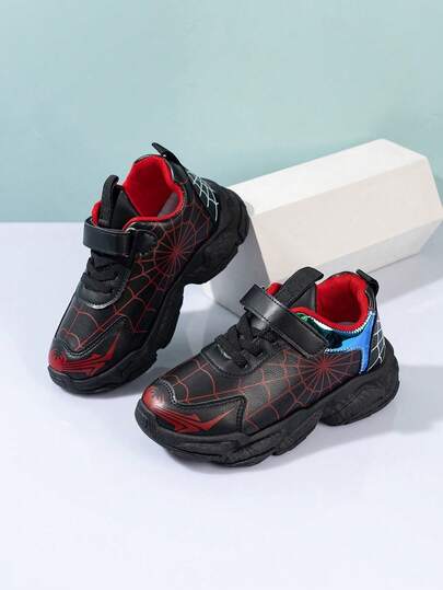 1双新款男童厚底运动鞋，多色拼接，红色蜘蛛网印花，酷炫时尚，四季皆宜的休闲运动鞋