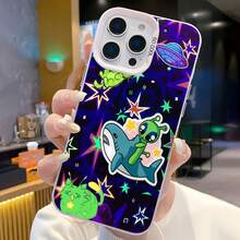 La funda para teléfono con espejo y diseño de aventura galáctica presenta divertidos extraterrestres, tiburones y adorables criaturas sobre un vibrante fondo estrellado. Compatible con  17,  16 Pro Max,  15 Pro Max,  13 y  12. Fabricada en TPU resistente para una protección óptima contra golpes y caídas. Un regalo fantástico para niños, amigos o cualquier persona que ame los diseños originales, perfecta para cumpleaños, fiestas o simplemente porque sí. - Plateado - Ver 6