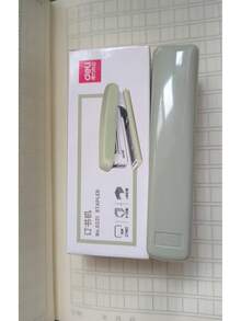 这款马卡龙色迷你订书机便携易用，适合办公使用。它是一款绿色的小型桌面订书机。 - 彩色 - 查看 12