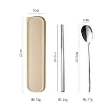 3件套不锈钢餐具，奶油色便携式餐具收纳盒，适合学生和上班族使用，包括勺子、叉子和筷子。