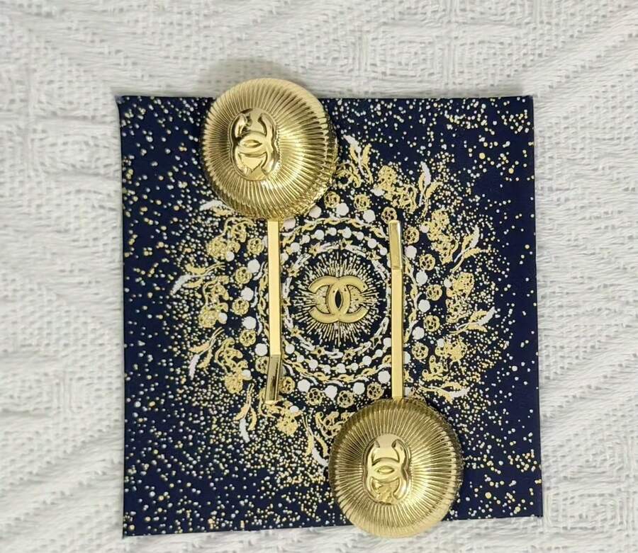 CHANEL Gold Round Metal Hair Clip, Y2K Textured Embossed + Delicate Logo Detail, Versatile Single-Prong Bangs Clip, Suitable For Christmas Gift/Everyday Styling/Party Outfit - Gold - View 1