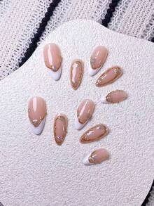 10 قطعة ملصقات أظافر يدوية مصنوعة بشكل لوز أبيض غير متماثل لتصميم الفرنسي المانيكير، مزينة بالراين الفضي والخطوط المعدنية. هذه الملصقات ذات شكل اللوز مصنوعة يدويًا بالكامل، وتُظهر تصميمات فرنسية بيضاء غير متماثلة، مع خطوط معدنية مرسومة باليد لتحديد الحواف والمزينة بالراين الفضي اللامع. مستلزمات الأظافر - متعدد الألوان - مشاهدة 6