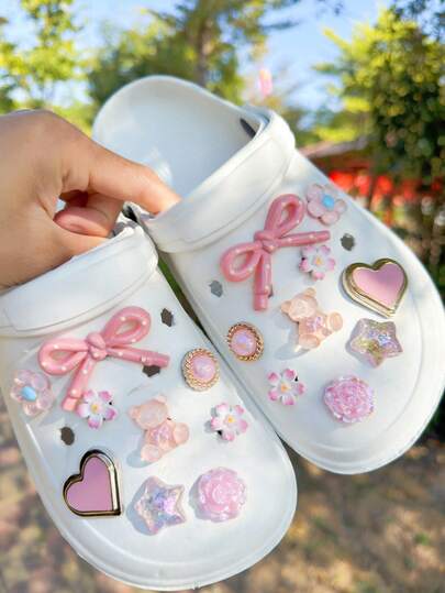18件套粉色蝴蝶结、泰迪熊、蝴蝶结、爱心、花朵、星星形状可拆卸装饰配件，适用于凉鞋、木屐、花园鞋、沙滩鞋，四季皆宜，是绝佳的节日礼物。