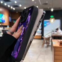 Estética morada con un gato, una calavera y mariposas. Esta elegante funda es compatible con los modelos  17, 16, 15, 14 Pro Max, 13, 12, 11, XR y XS Plus. Fabricada en silicona TPU, ofrece protección contra golpes y caídas, además de una sensación superior. Es un regalo ideal para familiares, amigos y seres queridos, y una opción perfecta para Año Nuevo. - Negro - Ver 6