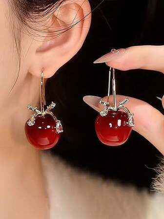 1对锆石蝴蝶结樱桃树脂耳环，简约时尚，适合日常佩戴。