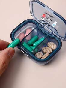 这款实用药盒采用可爱的医疗主题图案，印有精美的图案，适合日常使用、旅行或随身携带药品。它采用多隔层设计，可整齐收纳不同类型的药片、胶囊和保健品。小巧轻便的盒子配有密封盖，可防止泄漏和受潮，保持药品新鲜。 - 彩色 - 查看 5