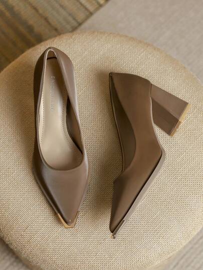 2026年春季新款女式高跟鞋，休闲纯色棕色尖头金属装饰优雅简约粗跟乐福鞋