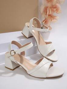 2026 Nuevas sandalias de tacón grueso con tiras cruzadas con brillo para niña, sandalias de tacón ancho de punta abierta, sandalias de tacón medio de punta redonda cómodas y antideslizantes, sandalias de fiesta de moda, diseño minimalista y versátil adecuado para uso diario, ir y venir, compras en verano - Blanco - Ver 7