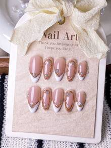 10 قطعة ملصقات أظافر يدوية مصنوعة بشكل لوز أبيض غير متماثل لتصميم الفرنسي المانيكير، مزينة بالراين الفضي والخطوط المعدنية. هذه الملصقات ذات شكل اللوز مصنوعة يدويًا بالكامل، وتُظهر تصميمات فرنسية بيضاء غير متماثلة، مع خطوط معدنية مرسومة باليد لتحديد الحواف والمزينة بالراين الفضي اللامع. مستلزمات الأظافر - متعدد الألوان - مشاهدة 11