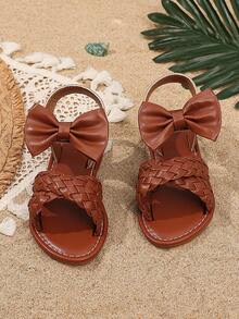 1双儿童棕色蝴蝶结装饰PU材质防滑耐用软底鱼头圆头一脚蹬设计沙滩风儿童平底凉鞋，适合3-15岁男孩女孩日常穿着、上学、散步、生日派对、玩耍等场合，2026春夏新款凉鞋