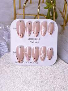 10 móng giả hình hạnh nhân, họa tiết da báo hồng, đính sao và ngọc trai, được làm thủ công, đầu móng nhọn kiểu Pháp màu vàng kem và họa tiết sao hồng, trang trí bằng họa tiết da báo hồng thủ công, hình ngôi sao năm cánh, ngọc trai trắng và đá pha lê. - Nhiều màu - Xem 3