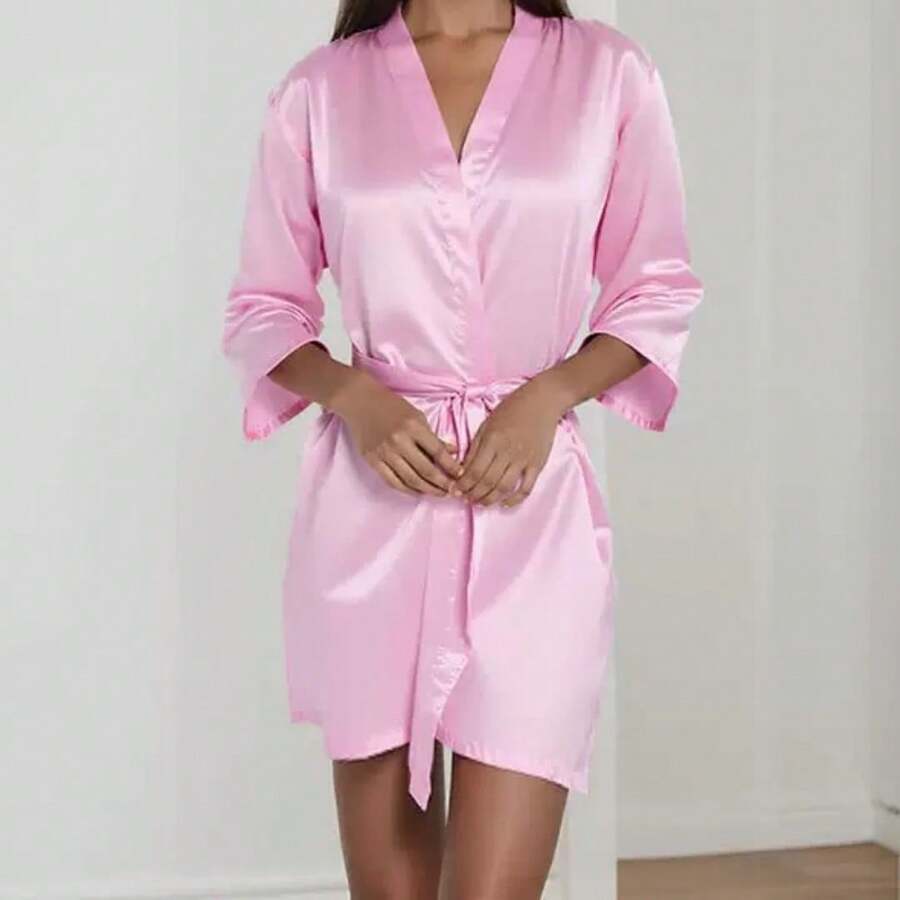 一件女士纯色优雅系腰秋冬浴袍,性感短款缎面丝绸柔软睡衣,适合新娘、伴娘、居家穿着。婚礼季短款连衣裙,字母图案,浴袍睡衣。浴室装饰 - 亮粉紅色 - 查看 1