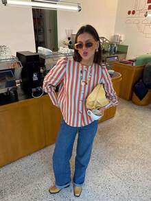 Top de mujer a rayas acanaladas | Camisa elegante con bloques de color, botones y mangas abullonadas largas para otoño & escuela en rojo - Rojo - Ver 3