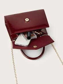 Noctella 这款亮泽的酒红色PU手提包饰有金属点缀，散发着奢华优雅的气息，是晚宴活动的理想配饰。其光泽的PU材质和精致的金属细节，完美衬托婚礼、盛大晚宴和派对等正式场合，为您的着装增添一抹优雅。同时，它也是馈赠品味高雅女性的绝佳礼物。 - 酒紅色 - 查看 7