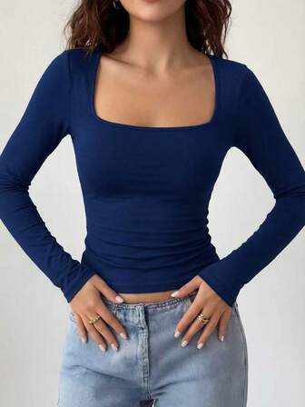 Blusa de punto de unicolor azul marino con cuello cuadrado, detalle de abertura y mangas largas ajustadas. Estilo básico y versátil para compras diarias, citas, ir al trabajo, primavera y otoño, adecuado para diversas ocasiones