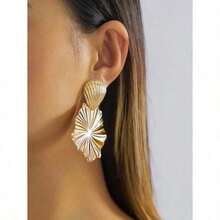 1pair Geometric Design Minimalist And Exaggerated European And American Style Seashell Earrings - Silver - View 3