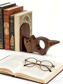 可爱木质猫咪书签 - 猫咪造型，胡桃木纹理。单手即可轻松翻开书籍：只需将拇指穿过中央孔，按压书脊即可。材质轻巧，设计简约而不失装饰性。小巧便携 | 既是实用的书籍/笔记本书签，也是可爱的桌面装饰品。 - 彩色 - 查看 3