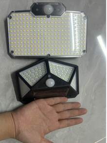 太阳能234LED户外灯，适用于庭院、门廊和车库 - 节能、防水、易于安装、高亮度、带运动传感器、多种亮度设置、无线控制。旧款为100LED灯。 - 黑色 - 查看 6