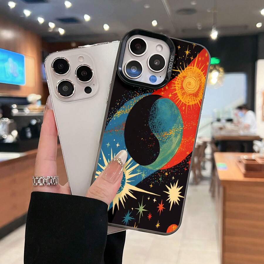 Diseño celestial con estrellas vibrantes y equilibrio cósmico Yin Yang. Esta elegante funda es compatible con los modelos 17, 16, 15, 14 Pro Max, 13, 12, 11, XR y XS Plus. Fabricada en silicona TPU, ofrece protección contra golpes y caídas, además de una sensación superior. Es un regalo ideal para familiares, amigos y seres queridos, y una opción perfecta para Año Nuevo. - Negro - Ver 1