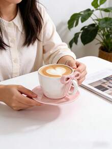 Un ensemble de tasses à café et soucoupes avec anses en forme de nœud, en céramique, élégant et créatif, convenant aux tasses à lait pour le petit-déjeuner et aux tasses à café arabe, parfait pour une utilisation au bureau/à la maison, et un excellent cadeau pour les femmes. - Multicolore - Voir 8