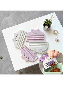 猫粮挤压器 - 高效挤出袋装猫粮，亦可用作牙膏挤压器，最大限度利用剩余量，确保零浪费。专为注重清洁喂食和操作便捷的猫主人设计。这款挤压器适用于各种猫粮袋，易于清洁，保持卫生，亦可用作浴室牙膏清洁剂。 - 多色 - 查看 5