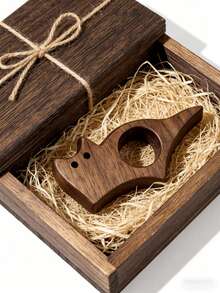 可爱木质猫咪书签 - 猫咪造型，胡桃木纹理。单手即可轻松翻开书籍：只需将拇指穿过中央孔，按压书脊即可。材质轻巧，设计简约而不失装饰性。小巧便携 | 既是实用的书籍/笔记本书签，也是可爱的桌面装饰品。 - 彩色 - 查看 1