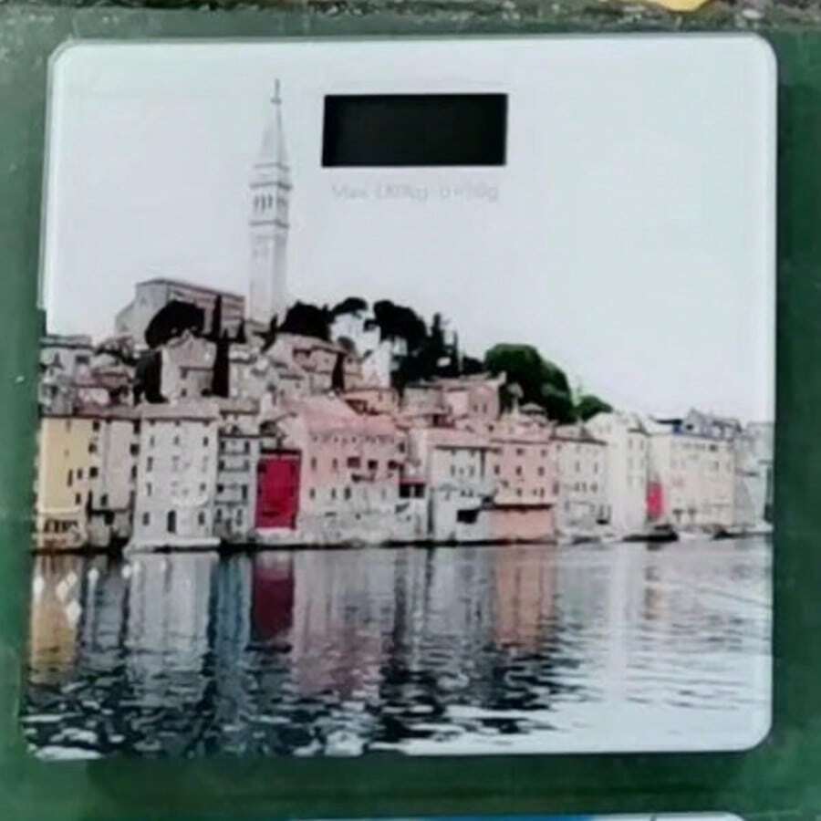 Básculas domésticas disponibles en 6 modelos, con precisión de hasta 50 g y una capacidad máxima de 180 kg. También disponibles modelos a batería. - Blanco (torre del reloj) - Ver 1