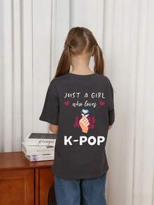 Camiseta gráfica para pre-adolescentes <<Solo un fan de K-pop>>, ideal para uso casual, fiestas y como una prenda de verano a la moda para chicas jóvenes entusiastas del K-pop. - Gris - Ver 2